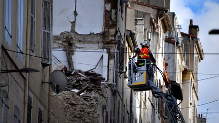 Des pompiers inspectent les bâtiments de la rue d'Aubagne, à Marseille, le 8 novembre 2018, après l'effondrement de deux d'entre eux la même semaine. (GERARD JULIEN / AFP)