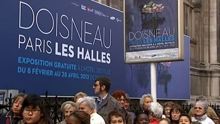 Les files d&#039;attente devant l&#039;exposition &quot;Doisneau / Paris, les Halles&quot; à l&#039;Hôtel de ville à Paris
 (France 3 / Culturebox)