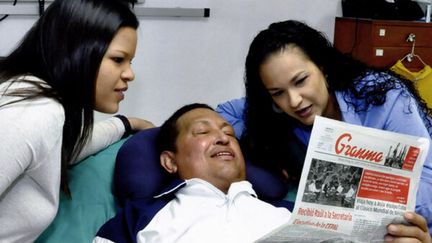 Une photographie du pr&eacute;sident v&eacute;n&eacute;zuelien, Hugo Chavez, entour&eacute; de deux de ses filles dans sa chambre d'h&ocirc;pital de La Havane (Cuba), le 15 f&eacute;vrier 2013. (VTV / AFP)