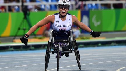 La joie de la Britannique Hannah Cocroft après avoir gagné le 400 m dans un fauteuil de compétition. (TASSO MARCELO / AFP)