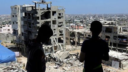 Deux adolescents palestiniens dans les ruines de Gaza, en juin 2015. (AFP/ mahmud hams)