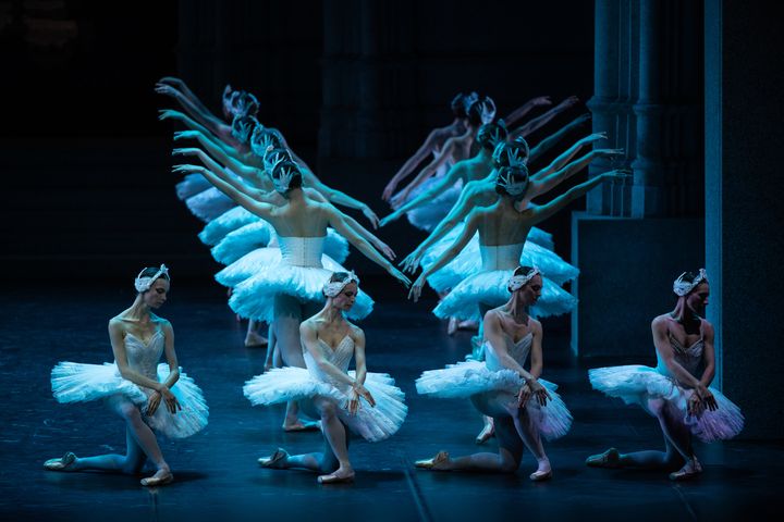 Une scène du "Lac des cygnes" dans la version chorégraphiée de Rudolf Noureev, à l'Opéra Bastille le 18 juin 2024. (YONATHAN KELLERMAN / OPERA NATIONAL DE PARIS)