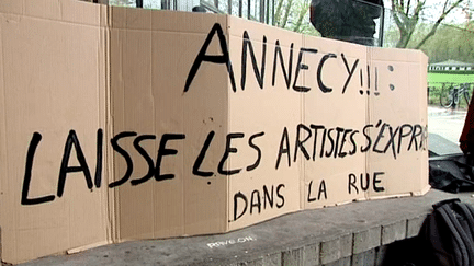 Lea artistes de rue ont manifesté à Annecy le 23 avril 2016 contre les conditions imposées par la mairie pour se produire dans les rues de la ville
 (Culturebox / Capture d&#039;écran)