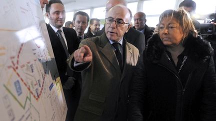 Le ministre de l'Int&eacute;rieur, Bernard Cazeneuve, d&eacute;couvre le plan du nouveau centre d'accueil de jour des migrants &agrave; Calais (Pas-de-Calais), le 24 d&eacute;cembre 2014. (FRANCOIS LO PRESTI / AFP)