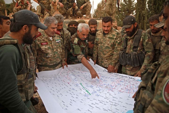 Adnan Ahmad, chef de l'Armée nationale syrienne, groupe rebelle qui sert d'infanterie à Ankara, lors d'une réunion stratégique à propos de Manbij, dans le nord de la Syrie, le 16 octobre 2019. (AAREF WATAD / AFP)