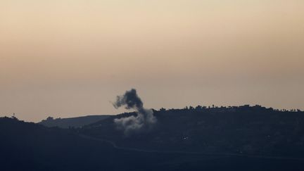 De la fumée à la frontière entre Israël et le sud du Liban, le 22 avril 2024. (JALAA MAREY / AFP)