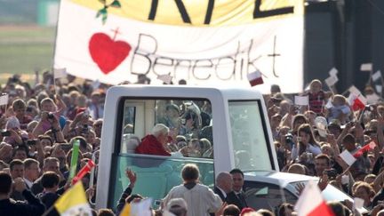 Le pape Benoît XVI salue la foule des fidèles rassemblée sur le terrain de l'aéroport à Fribourg (AFP PHOTO / PATRICK HERTZOG)