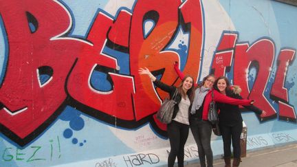  (Cécile (à droite) devant le mur de Berlin, avec 2 amies)