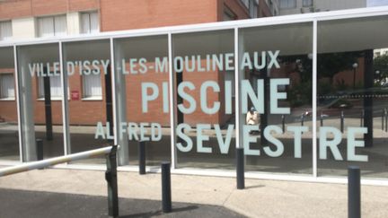 La pisicine Alfred-Sevestre fermée jusqu'au 4 septembre après la décision de la municipalité d'Issy-les-Moulineaux (Hauts-de-Seine), le 27 juillet 2022. (KADER YOUB / RADIO FRANCE)