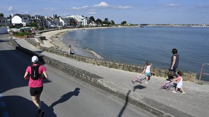 La plage de Larmor, dans le Morbihan, le 7 mai 2020. Certains élus constatent que sur les plages qui ont été réouvertes, les consignes ne sont pas toujours respecées.&nbsp; (THIERRY CREUX / MAXPPP)