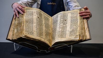 La bible "Codex Sassoon" est exposée chez Sotheby's à New York le 15 février 2023. (ED JONES / AFP)