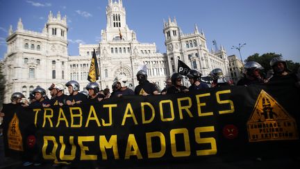 Des pompiers en t&ecirc;te d'une manifestation dans le centre-ville de Madrid jeudi 19 juillet. (SERGIO PEREZ / REUTERS)