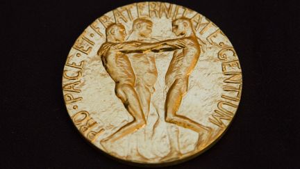 La m&eacute;daille remise aux laur&eacute;ats du prix Nobel de la paix, photographi&eacute;e le 8 d&eacute;cembre 2010 &agrave; Oslo (Norv&egrave;ge). (REUTERS)