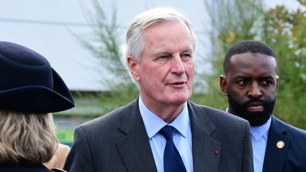 Le Premier ministre Michel Barnier lors d'une visite à Givors (Rhône), le 25 octobre 2024, après les inondations qui ont frappé la commune. (ROMAIN DOUCELIN / NURPHOTO VIA AFP)