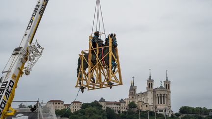 Déplacement de la statue de Louis XIV sur la place Bellecour à Lyon mercredi 12 juillet. (NICOLAS LIPONNE / HANS LUCAS)