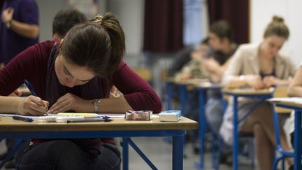 Des lycéens passent l'épreuve de philosophie du baccalauréat, le 17&nbsp;juin&nbsp;2013 à Paris.&nbsp; (FRED DUFOUR / AFP)