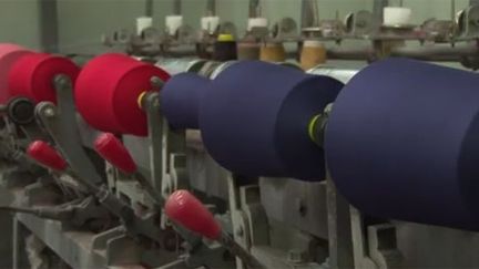 A Buenos Aires, des ouvriers du textile se sont réappropriés leurs machines et leur entreprise. (FTV)