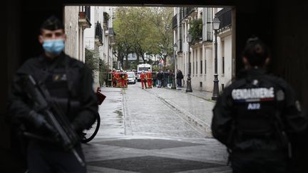 Les forces de l'ordre&nbsp;bloquent la rue menant au lieu de l'attaque au couteau à Paris où deux personnes ont été blessées&nbsp;près des anciens locaux de "Charlie Hebdo", le 25 septembre 2020. (GEOFFROY VAN DER HASSELT / AFP)