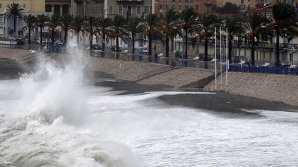 25 d&eacute;cembre 2015, la baie des anges &agrave; Nice&nbsp;(Alpes-Maritimes) balay&eacute;e par des vents violents (VALERY HACHE / AFP)