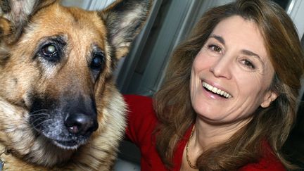 Reha Hutin, la productrice de "30 millions d'amis", et la chienne Maboukra, à Paris, le 9 décembre 2003. (JOEL ROBINE / AFP)