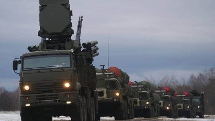 Des véhicules militaires en route pour des exercices conjoints des forces russes et biélorusses, le 9 février 2022, dans une zone non spécifiée de la Biélorussie. (MINISTERE BIELORUSSE DE LA DEFENSE / ANADOLU AGENCY / AFP)