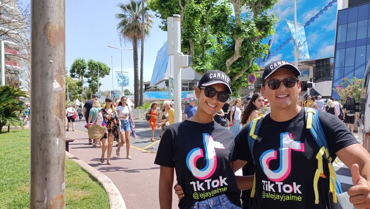 Des fans de TikTok devant le Palais des festivals de Cannes.&nbsp; (FRANCEINFO)