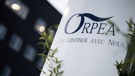 Un logo d'une maison de retraite Orpea à Rezé (Loire-Atlantique), le 10 février 2022. (LOIC VENANCE / AFP)