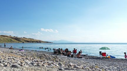 Quelques touristes sur une plage en Turquie le 30 juin 2023. Photo d'illustration (NECMETTIN KARACA / ANADOLU AGENCY)