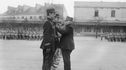 Le maréchal Joffre passe en revue les élèves de polytechnique, le 16 avril 1919. (AGENCE ROL / WIKIMEDIA)