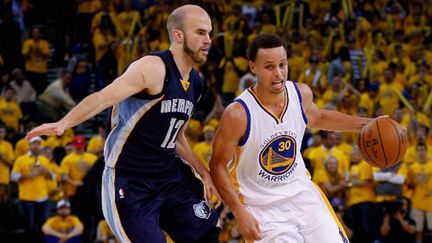 Stephen Curry prend le dessus sur Nick Calathes 