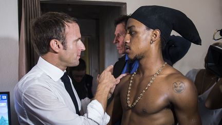 Emmanuel Macron et un habitant de Saint-Martin, samedi 29 septembre 2018. (BLONDET ELIOT-POOL/SIPA)