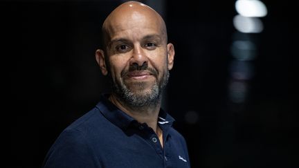 Mourad Merzouki, chorégraphe de l'équipe de France de natation artistique, lors d'une séance photo à l'INSEP, le 7 décembre 2023. Illustration. (JULIEN DE ROSA / AFP)