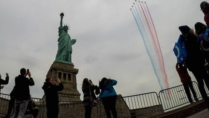 La Patrouille de France, au-dessus de New York, le 25 mars 2017. (EDUARDO MUNOZ ALVAREZ / AFP)