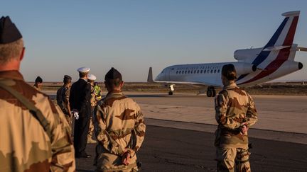 Des militaires de l'opération Chammal se préparent à accueillir le président François Hollande sur la base aérienne projetée du Levant, en Jordanie, le 19 avril 2016. (GEAI LAURENCE / SIPA)