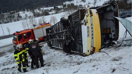 &nbsp; (Ce qui reste du car scolaire accidenté mercredi dans le Doubs © maxPPP)