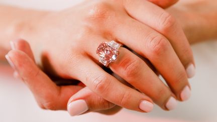 Le diamant "Williamson Pink Star", vendu aux enchères à Hong Kong pour près de 58 millions USD le 7 octobre, établissant un record de prix par carat pour tout diamant ou pierre précieuse, selon la maison d'enchères Sotheby's (HANDOUT / SOTHEBY'S)