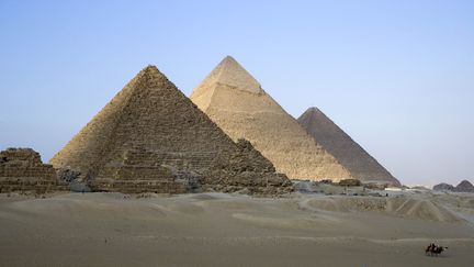 Les pyramides de Khéops, Khéphren et Mikérinos sur le plateau de Gizeh,&nbsp;au caire (Egypte). (JACQUES SIERPINSKI / JACQUES SIERPINSKI)