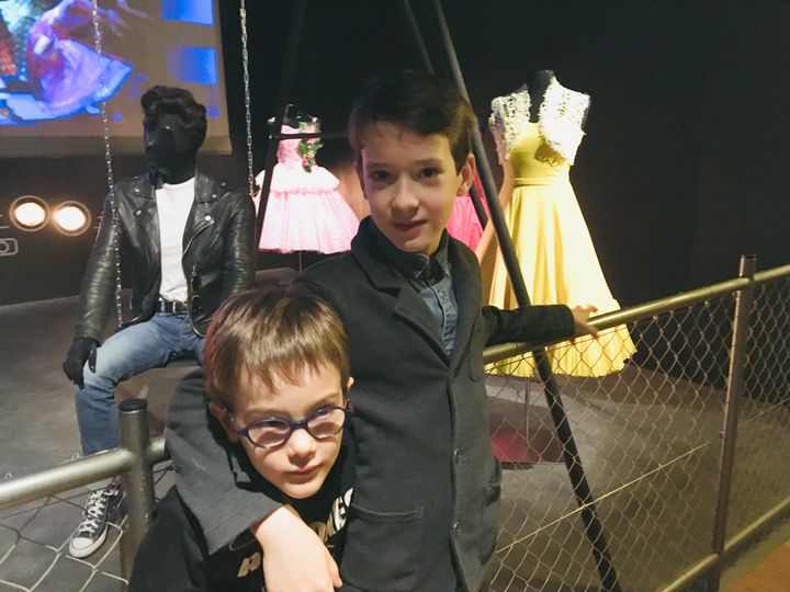 Armand et Mathurin découvrent les costumes de Grease, au Centre national du costume de scène, à Moulins. (INGRID POHU / RADIO FRANCE)