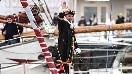 Damien Seguin, skipper handisport, a revêtu son costume du capitaine crochet pour prendre part à son deuxième départ du Vendée Globe. (CHRISTOPHE ARCHAMBAULT / AFP)