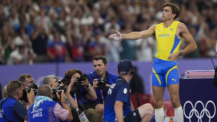 Armand Duplantis célèbre sa victoire en finale olympique du saut à la perche, au Stade de France (Seine-Saint-Denis), le lundi 5 août 2024. (MUSTAFA CIFTCI / AFP)