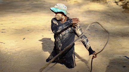 Ceux qui en ont la capacité physique redoublent d’effort, car le gouvernement menace d’interdire les mines clandestines.

Des milliers de familles et des villes entières vivent de cette activité.

En 2011, une loi a été proclamée pour nationaliser les mines d'or du Venezuela afin de lutter contre «les mafias et la contrebande». Selon le président Hugo Chavez, ces dernières sèment «l'anarchie» dans le secteur. (REUTERS / Jorge Silva )