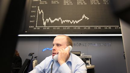 Un trader &agrave; la Bourse de Francfort (Allemagne), le 19 ao&ucirc;t 2011. (DANIEL ROLAND / AFP)