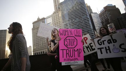 Des femmes participent à une manifestation contre Donald Trump devant l'une des tours du milliardaire à Chicago (Illinois), le 18 octobre 2016, aux Etats-Unis. (JOSHUA LOTT / REUTERS)