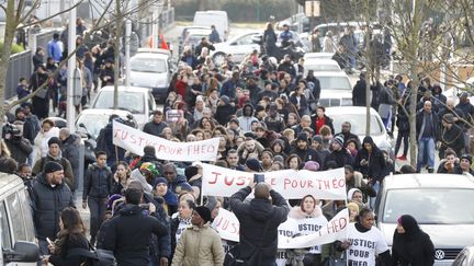 Marche blanche à Aulnay-sous-Bois (Seine-Saint-Denis)&nbsp;pour le&nbsp;jeune de 22 ans, Théo&nbsp; (FRANCOIS GUILLOT / AFP)