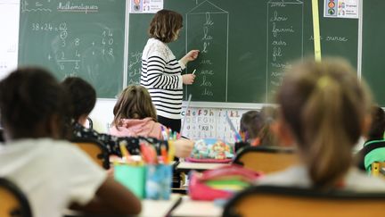 Dans une classe de CP-CE1 de l'école primaire publique de Callac (photo d'illustration). (LIONEL LE SAUX / MAXPPP)