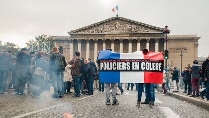 Des policiers manifestent devant l'Assemblée nationale, le 26 octobre 2016, à Paris, après l'agression de quatre d'entre eux à Viry-Châtillon (Essonne).&nbsp; (SIMON GUILLEMIN / HANS LUCAS / AFP)