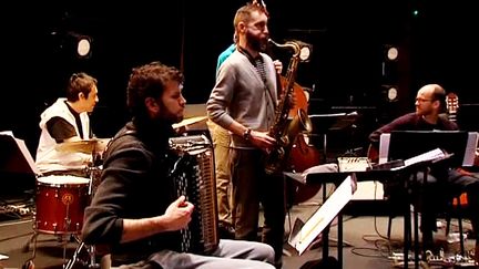 Vincent Peirani (à l'accordéon) et  Christophe Panzani (au saxophone) en répétition à l'Arsenal de Metz.
 (France 3)