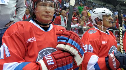 Le pr&eacute;sident russe Vladimir Poutine participe &agrave; un match de hockey sur glace &agrave; Sotchi (Russie), le 10 mai 2014. (ALEXEI DRUZHININ  / AP / SIPA )