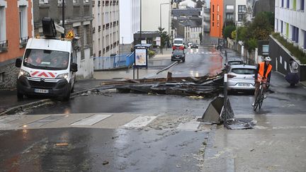 Le toit d'un bâtiment s'est effondré dans une rue de Brest (Finistère), lors de la tempête Ciaran, le 2 novembre 2023. (DAMIEN MEYER / AFP)