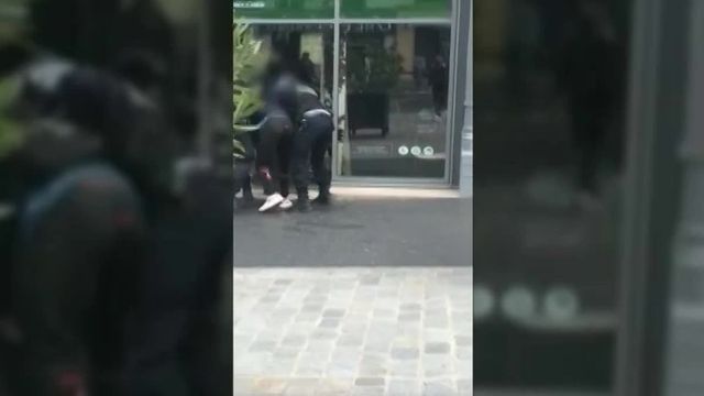 Un policier assène un coup de poing à un jeune manifestant